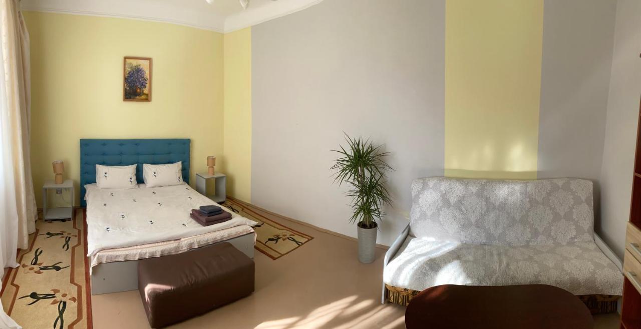 Den Apart On Rynok Square Lviv Exterior photo